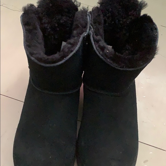 Black low Ugg’s - Picture 3 of 3